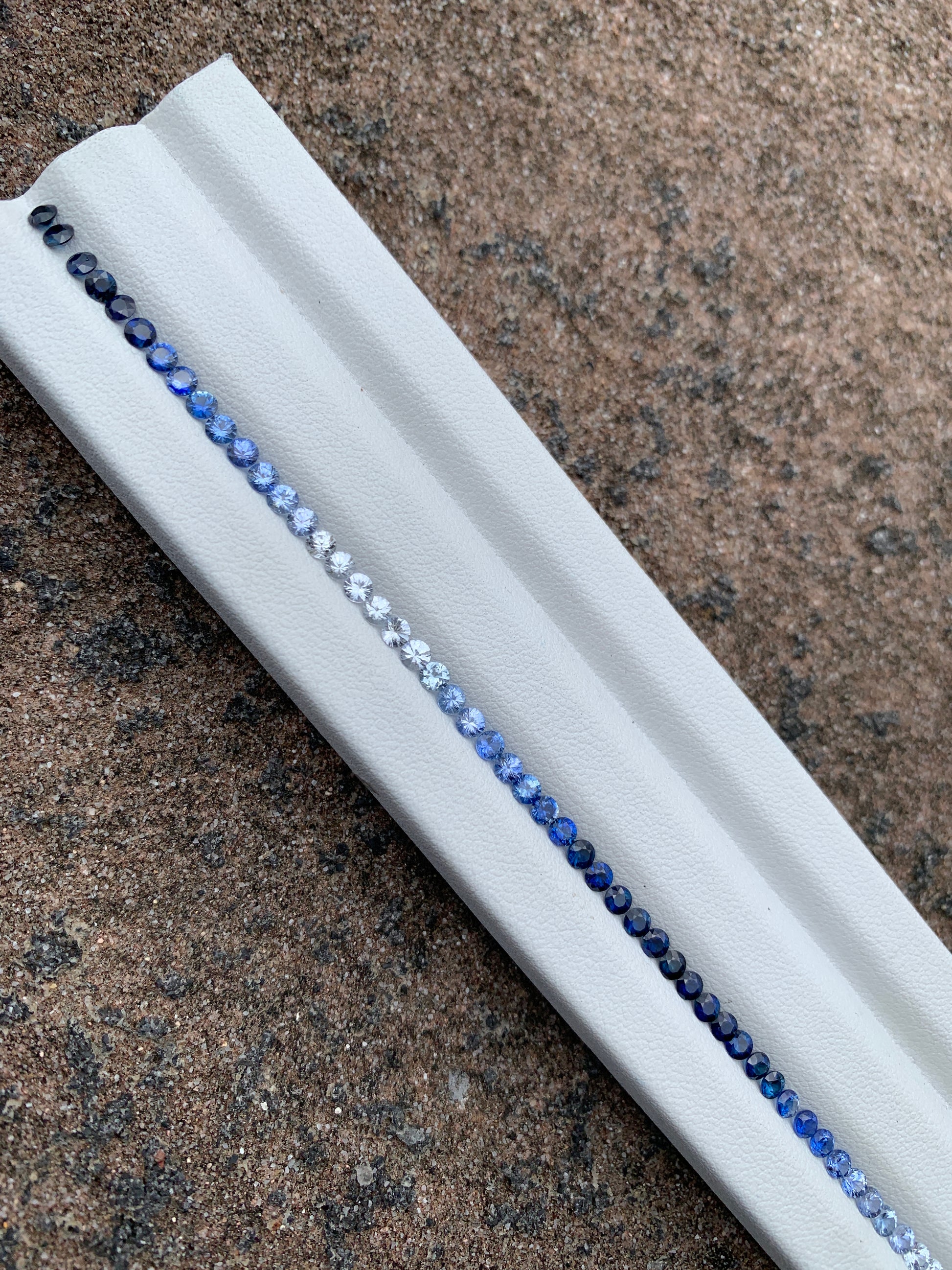Natural blue sapphire round ombre 2.7mm 68 pieces close up gradient