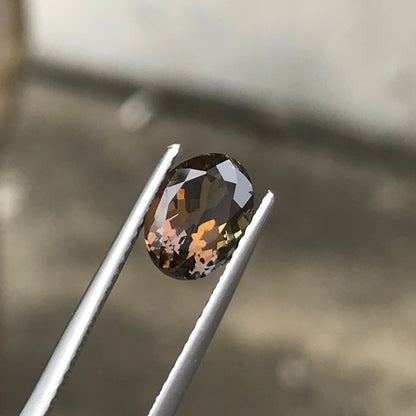8.4x6.4mm bi-color tanzanite oval gem, photo 1